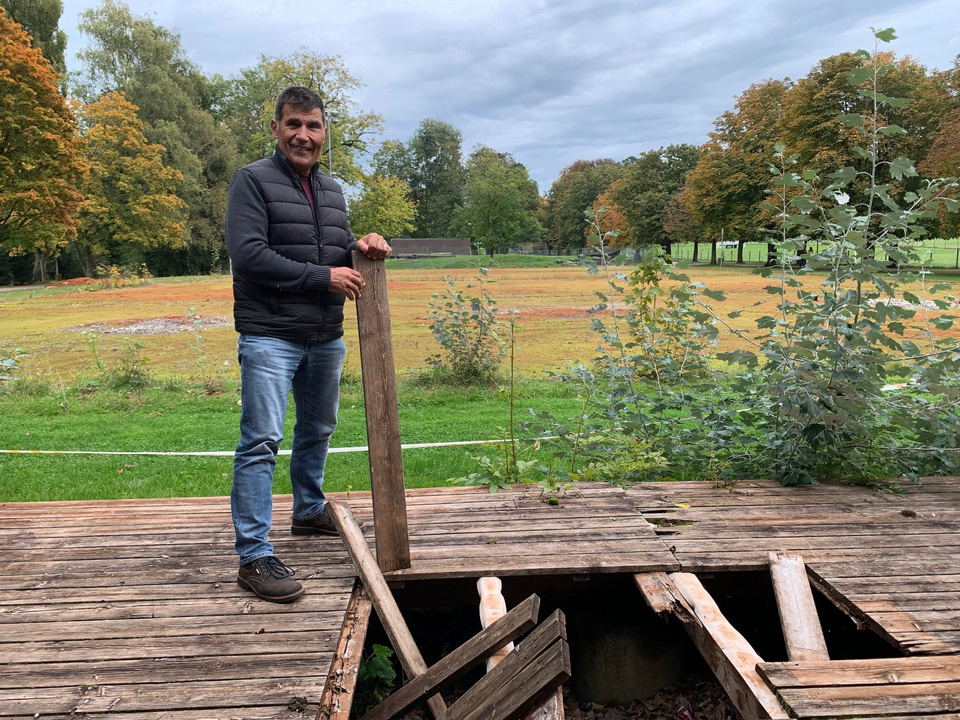Ruedi Wolfender auf dem morschen Deck des Clubhauses. Am 4. November startet der Rückbau. Ruedi Wolfender, Abbruch Tennisplätze