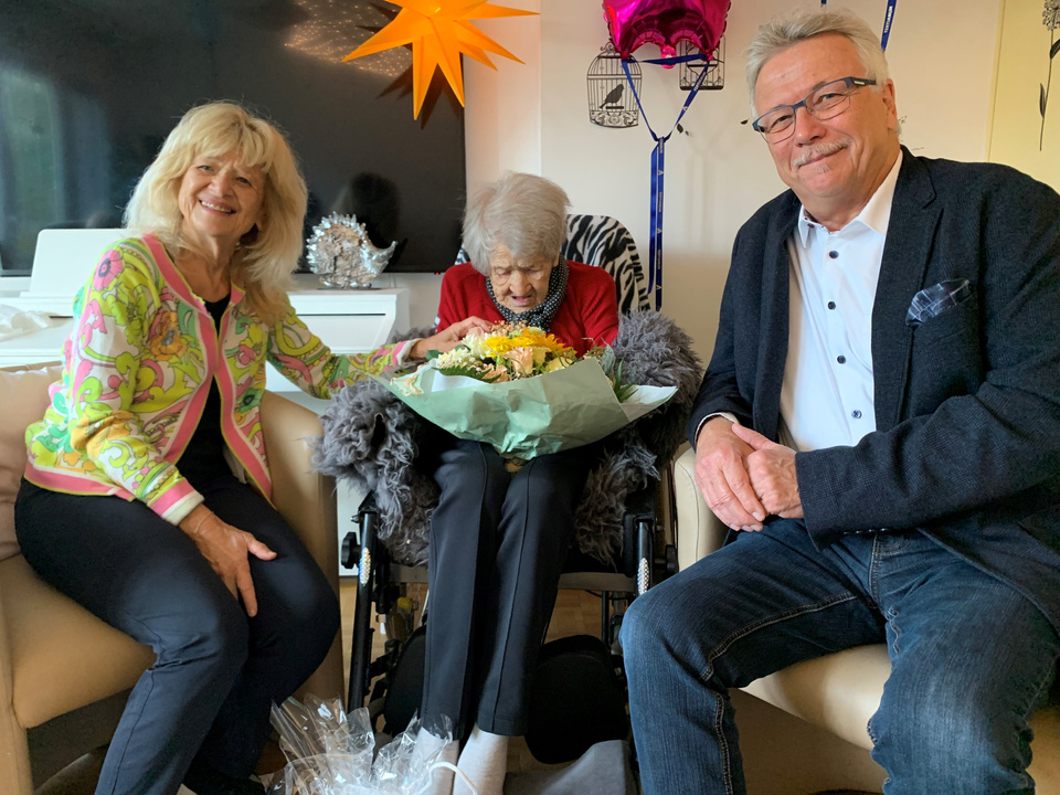 Josefa Onken, Helena Riegger und Stadtrat Ernst Zülle (von links)